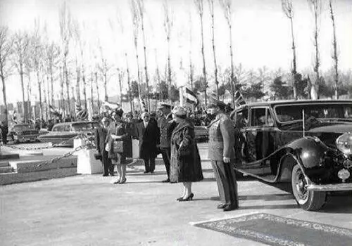 تصویری کمتر دیده‌شده از ملکه الیزابت دوم در سال ۱۳۱۶