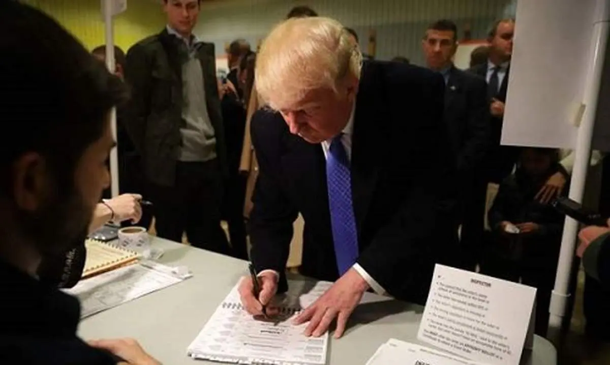 لحظهای که ترامپ رای خود را روی برگه نوشت +عکس