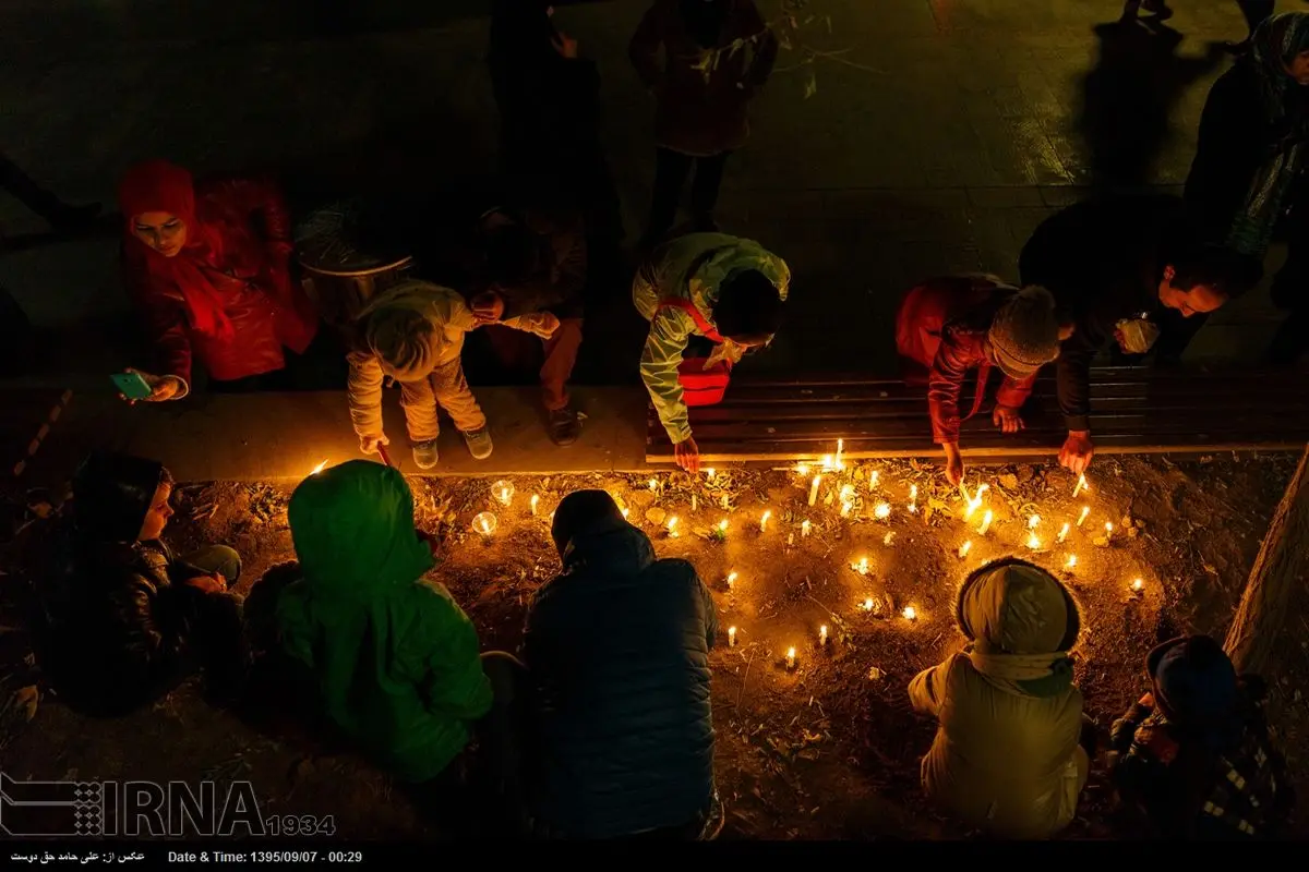 افروختن شمع به یاد کشته شدگان سانحه ریلی+عکس