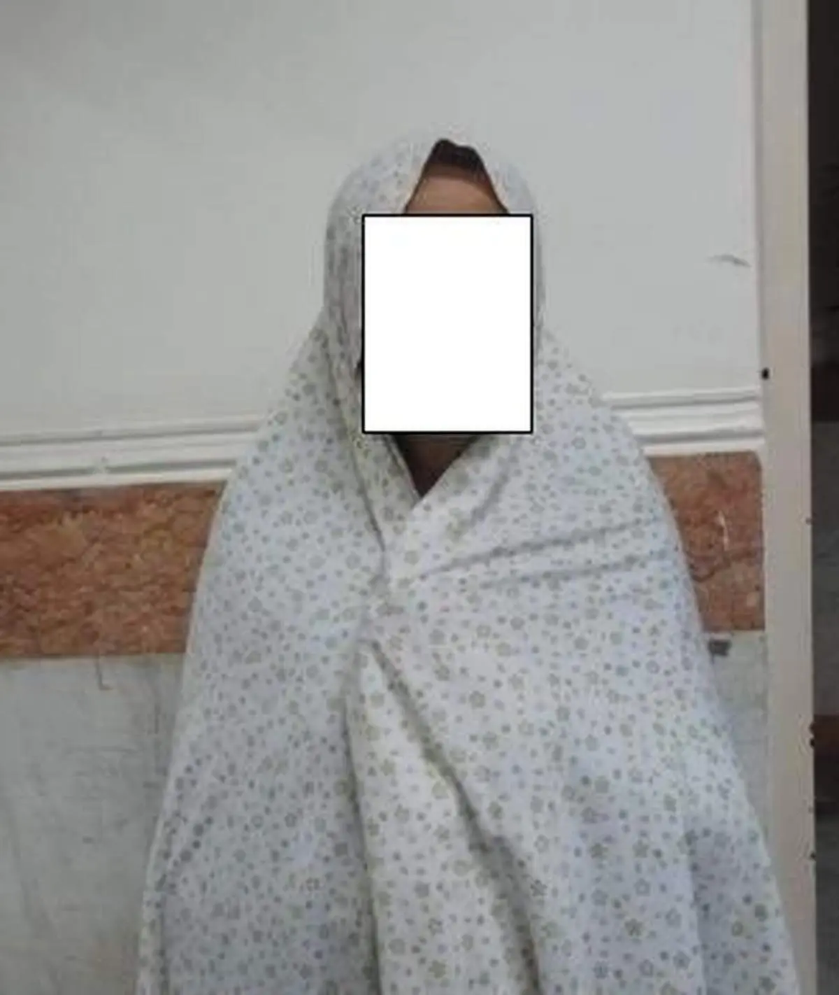 دستگیری مرد زنانه‌پوش در امامزاده (+عکس)