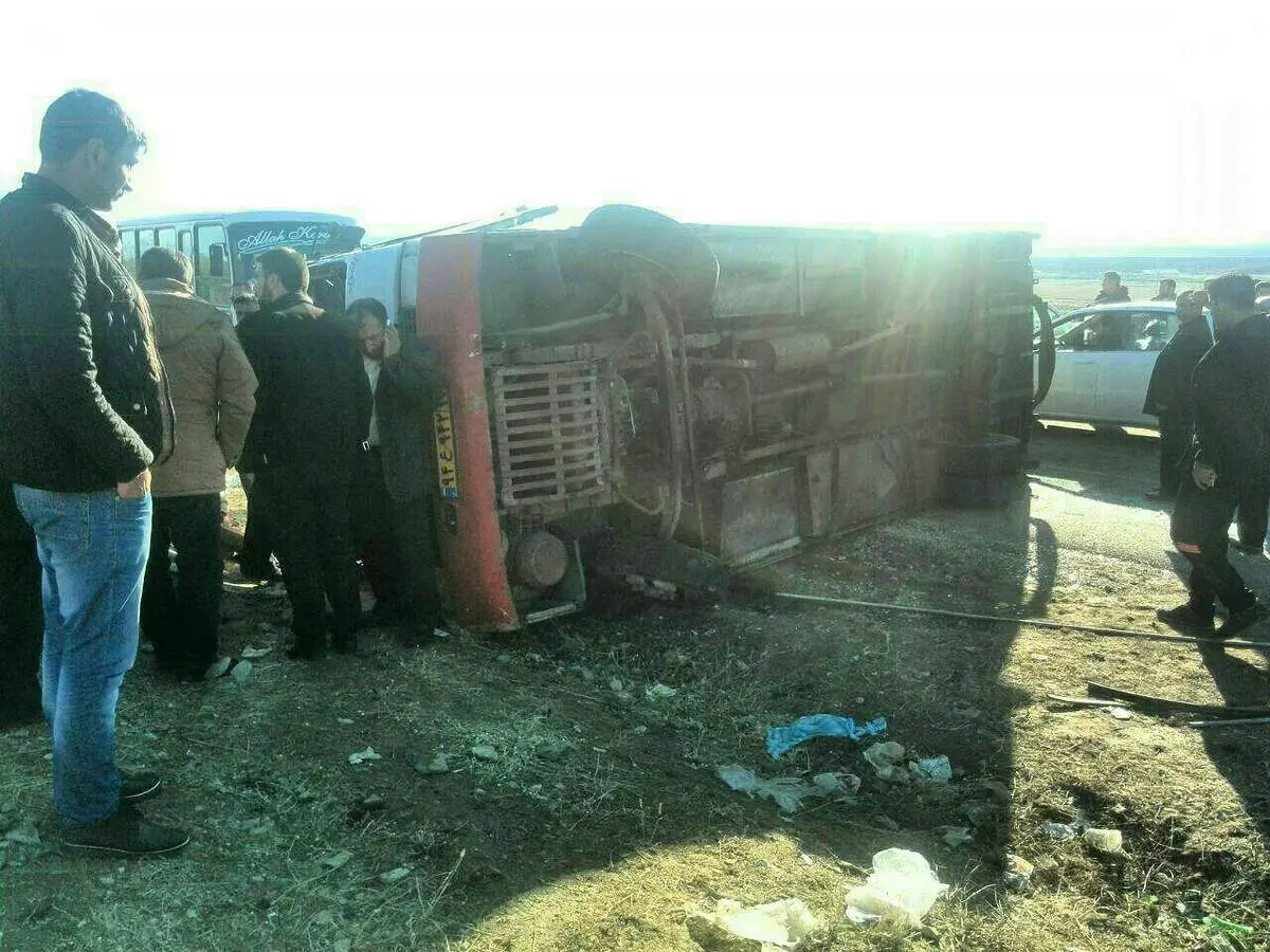 آخرین اخبار از واژگونی مینی‌بوس حامل معلمان