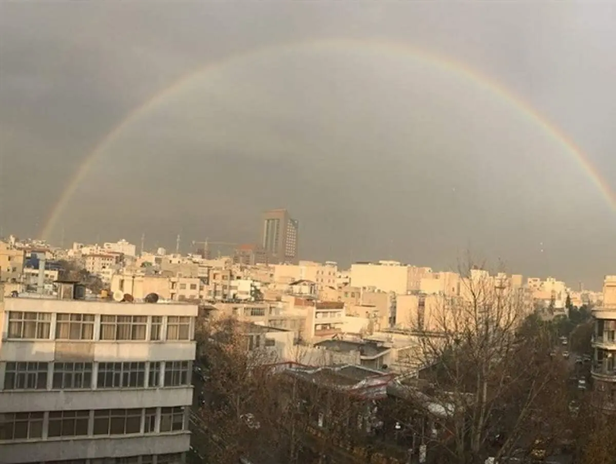 پدیده کم‌نظیر رنگین کمان در تهران +عکس