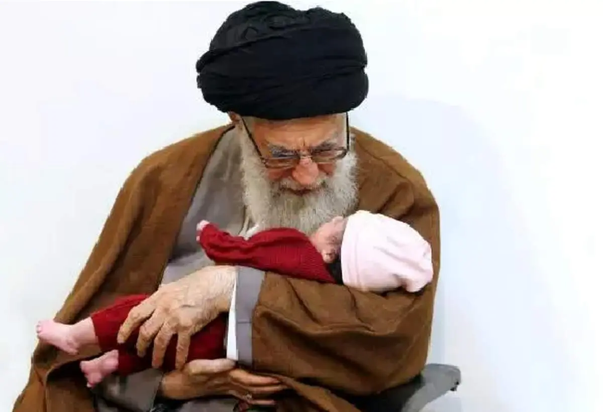 اذان و اقامه رهبر انقلاب در گوش نوزاد شهید مدافع حرم +عکس