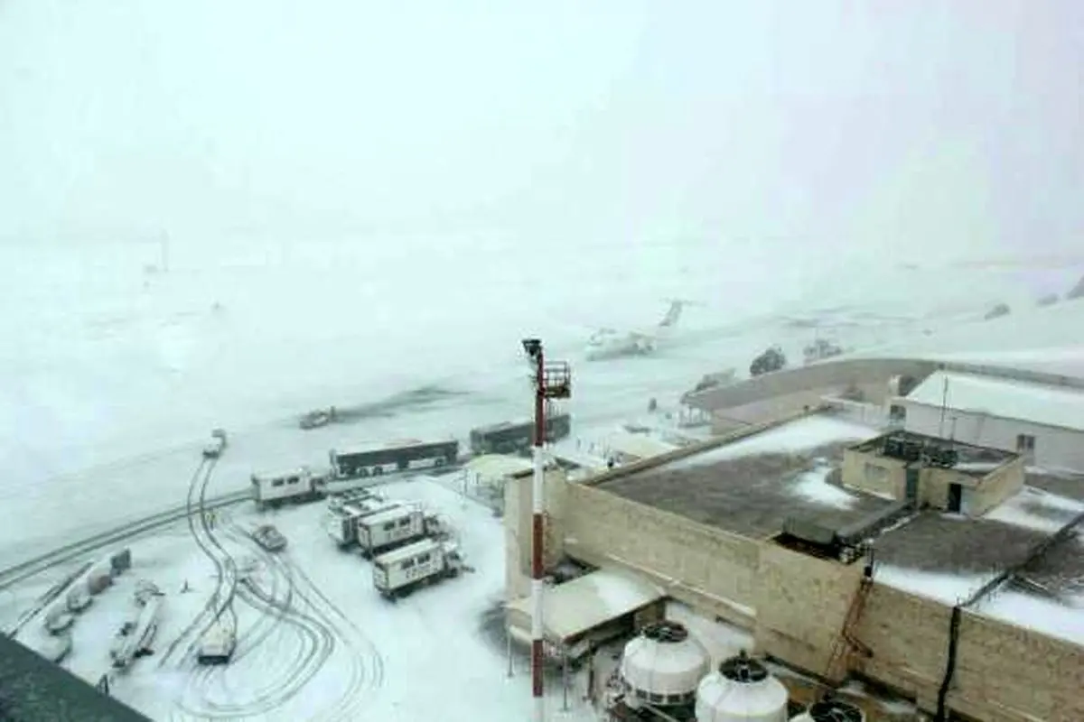 بارش سنگین برف در باند فرودگاه تبریز