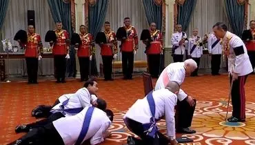 شیوه عجیب ادای احترام مقابل پادشاه تایلند! +عکس