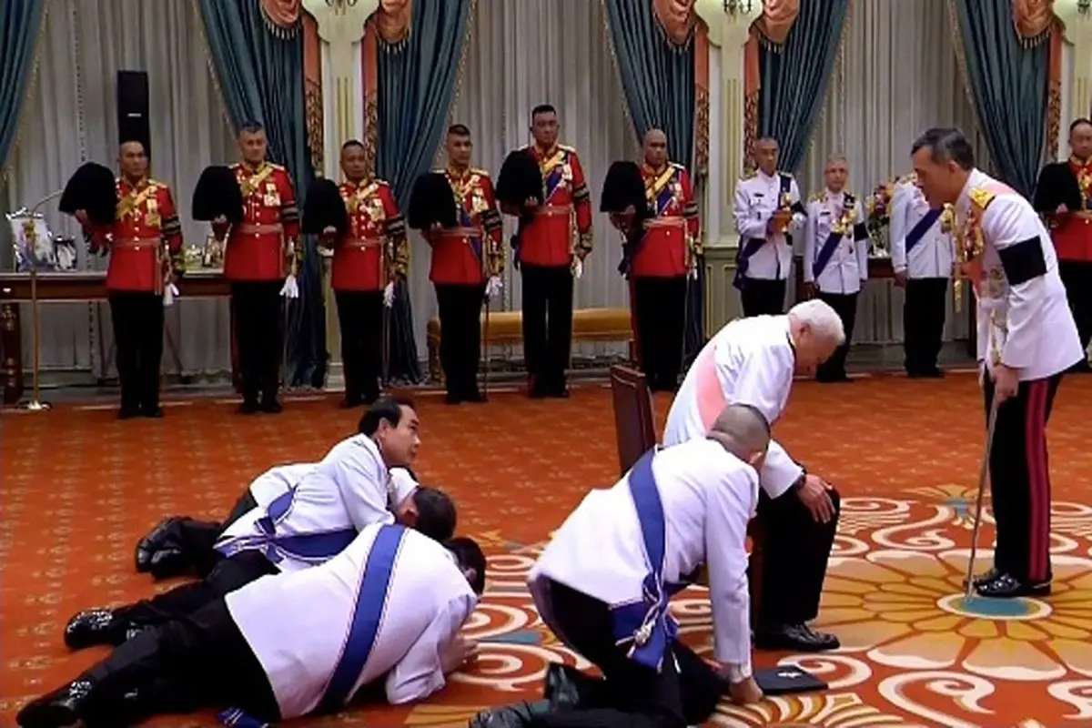 شیوه عجیب ادای احترام مقابل پادشاه تایلند! +عکس