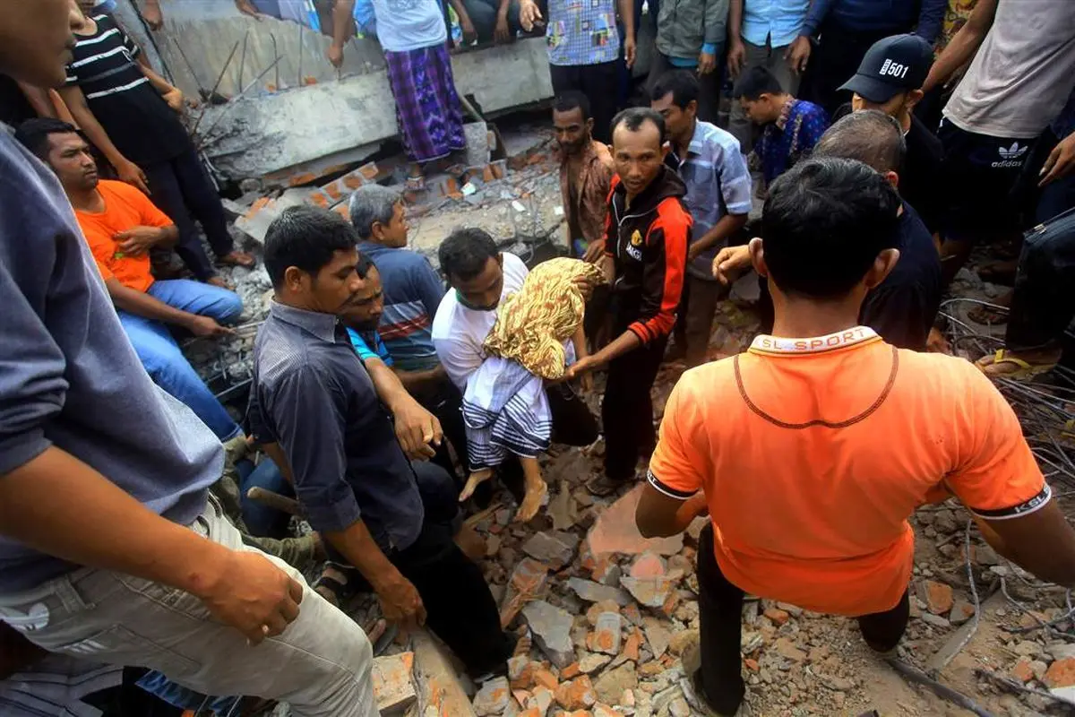 کشف جسد کودک اندونزیایی از زیر آوار