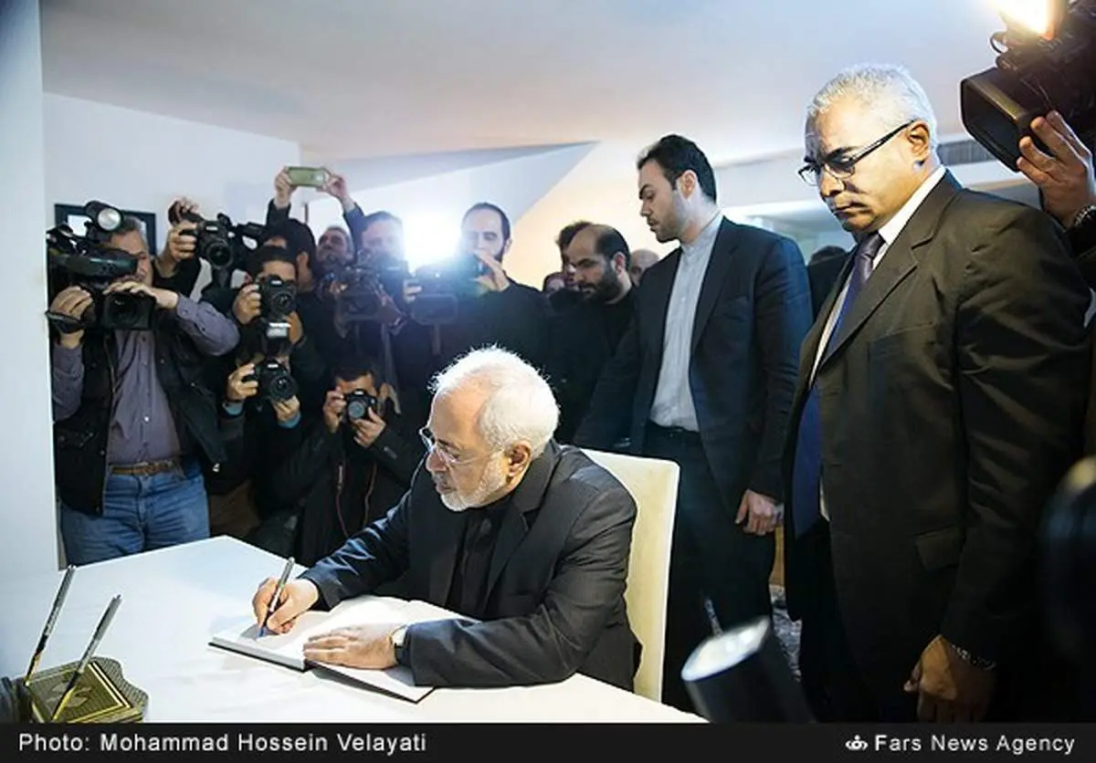 ظریف دفتر یادبود فیدل کاسترو را امضاء کرد!