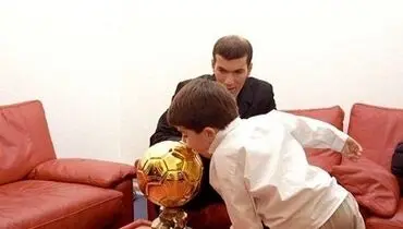 تصویری از بوسه زیدانِ پسر بر توپ طلای پدر
