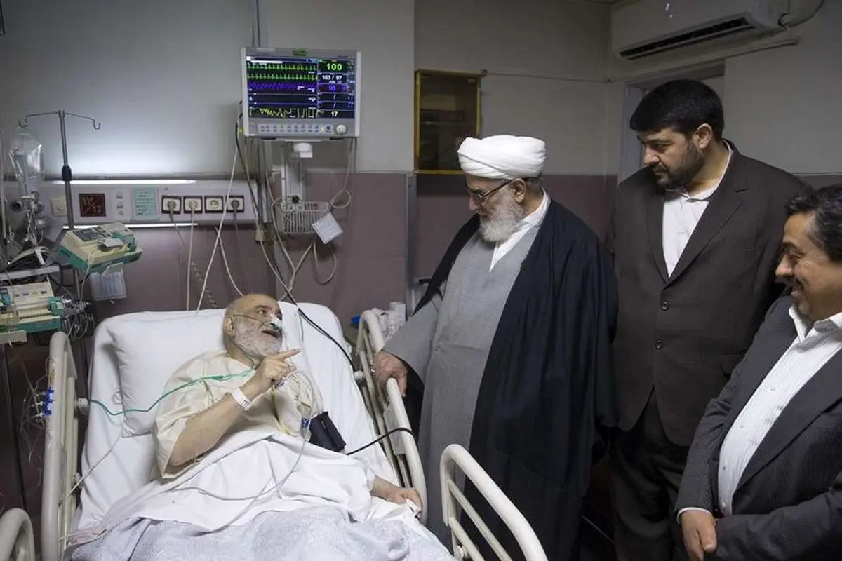 حجت الاسلام قرائتی بر روی تخت بیمارستان+عکس