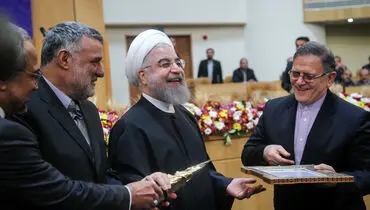 خنده های روحانی در آیین شکرگزاری