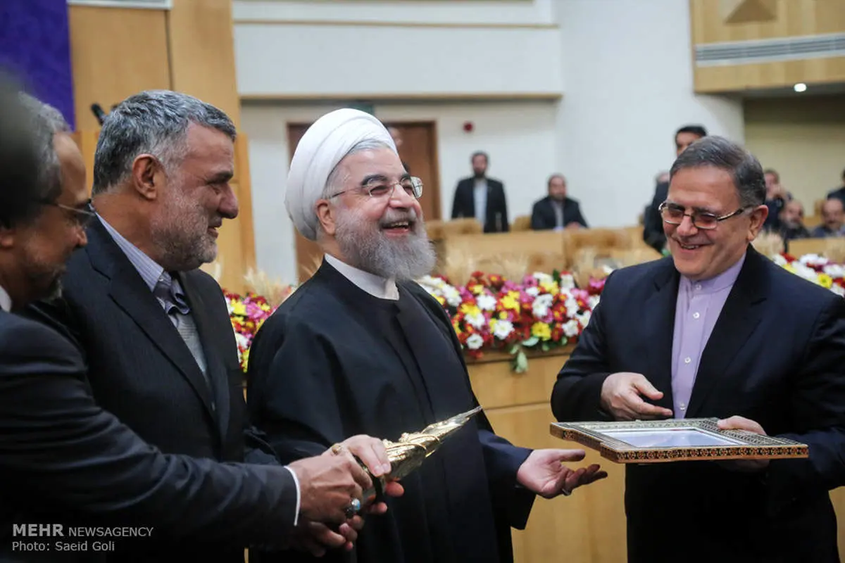 خنده های روحانی در آیین شکرگزاری