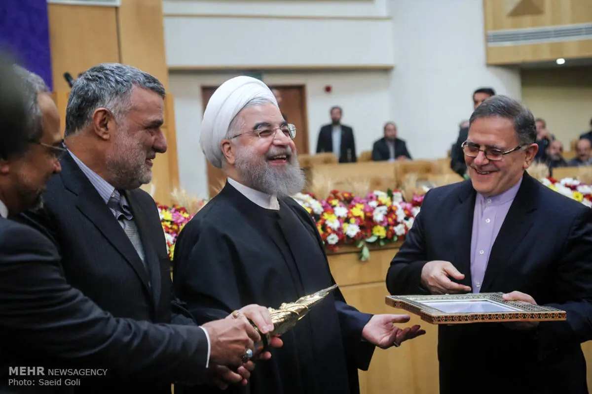 خنده های روحانی در آیین شکرگزاری