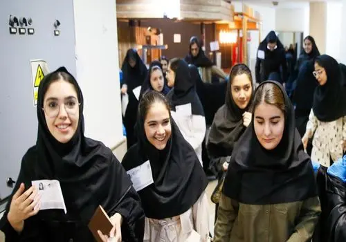 تصویری جالب از نفر ۱۰  کنکور ریاضی و کتاب‌هایش
