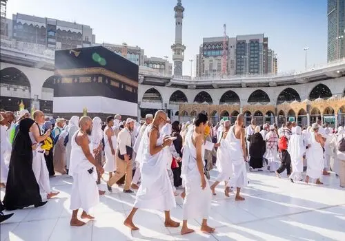 لحظه تزئین کاخ ریاست‌جمهوری استانانگارا در اندونزی با پرچم بزرگ فلسطین