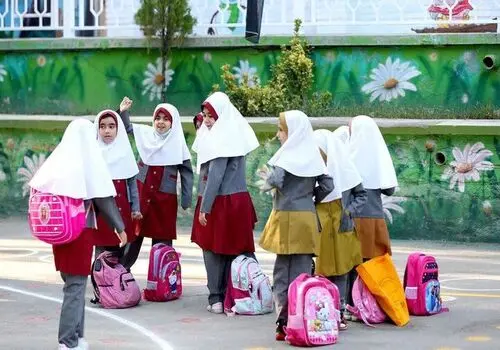 جابجایی دانش‌آموزان یک مدرسه در جهرم با تریلی کانتینردار!+ فیلم