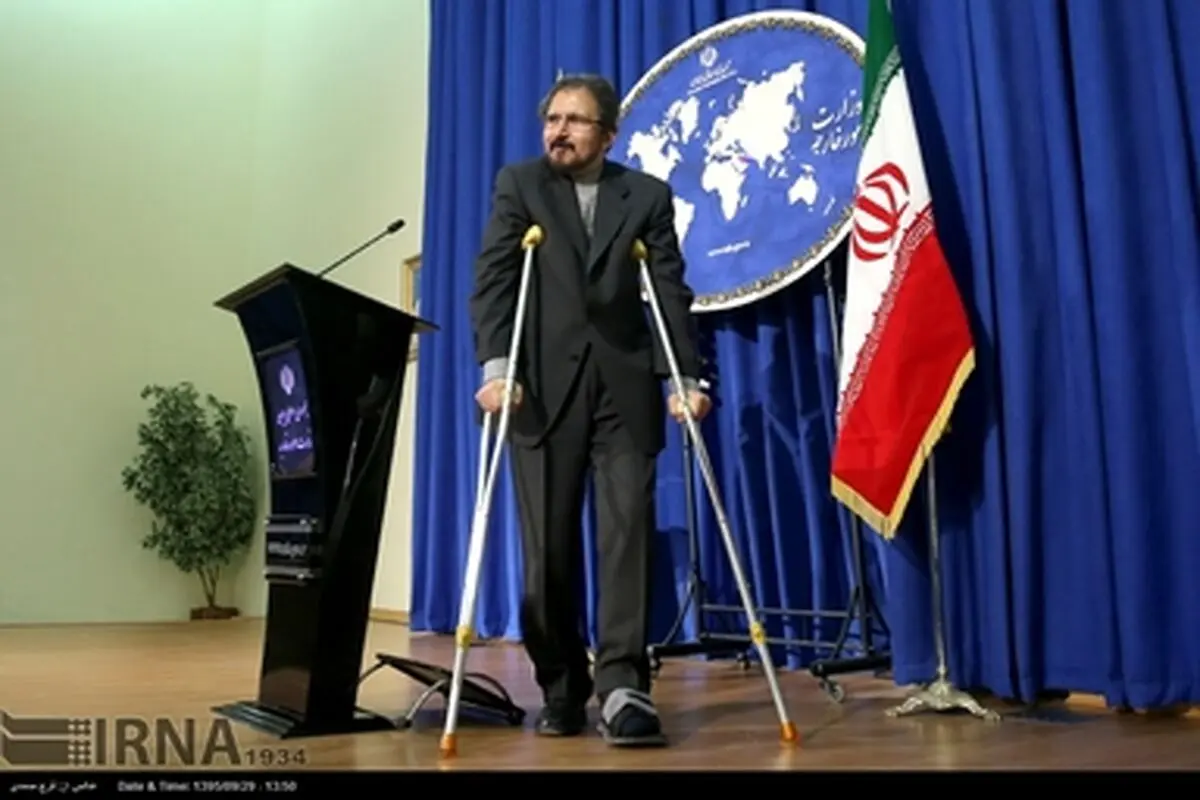 تصاویر سخنگوی پا شکسته در نشست خبری!