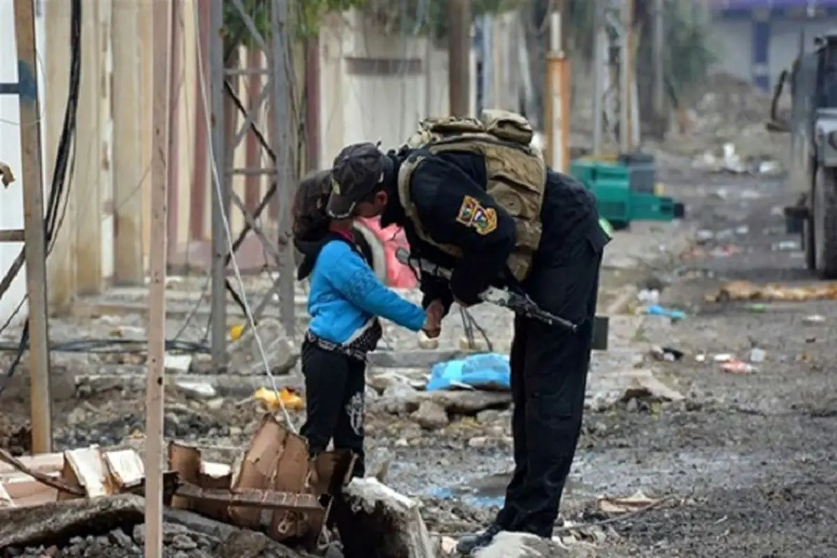 محبت سرباز به کودک عراقی در موصل +عکس