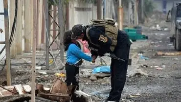 محبت سرباز به کودک عراقی در موصل +عکس