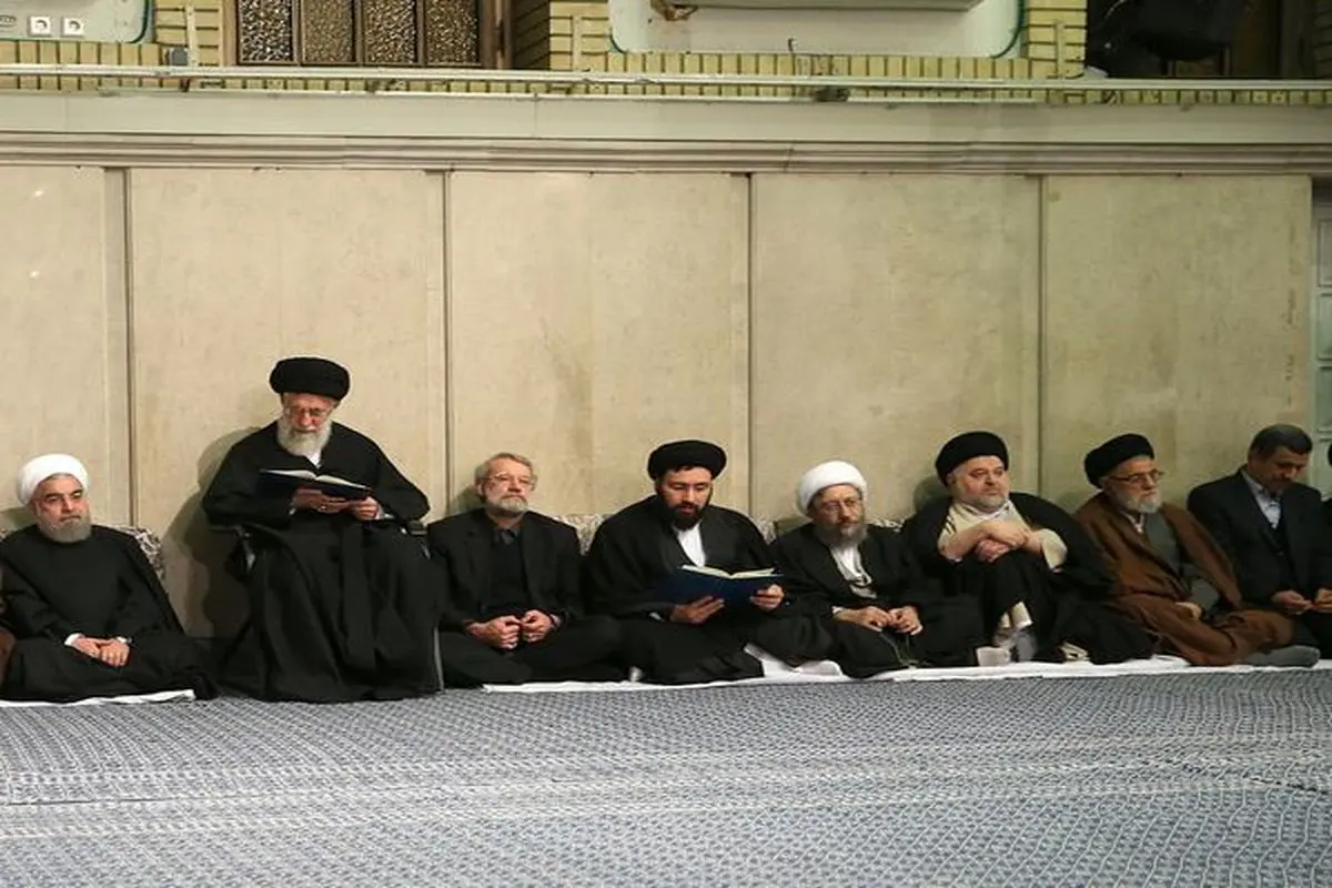 حضور احمدی‌نژاد در مراسم ترحیم آیت‌الله هاشمی /عکس