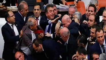 وقوع درگیری فیزیکی در پارلمان ترکیه +عکس