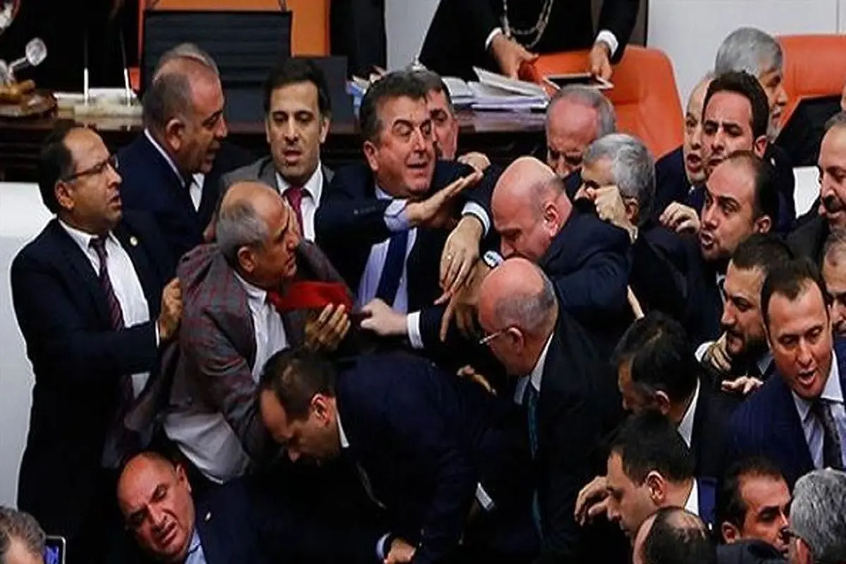 وقوع درگیری فیزیکی در پارلمان ترکیه +عکس
