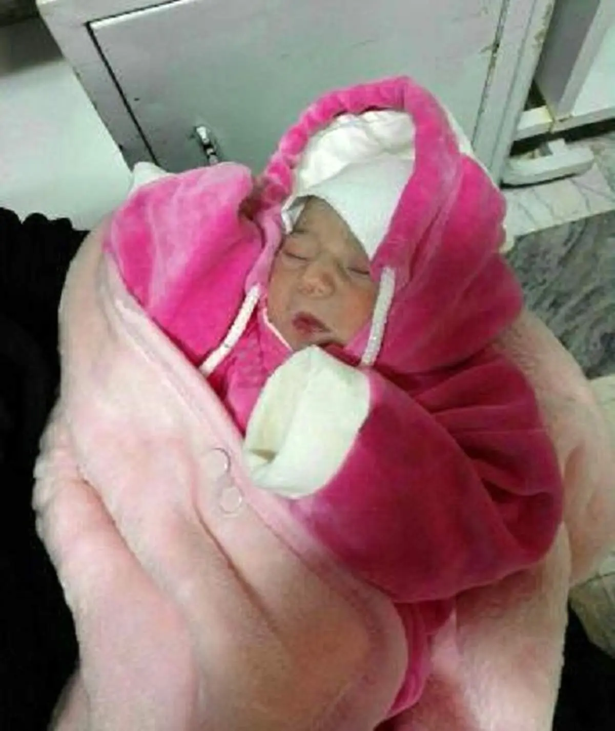 کشف نوزاد تازه متولدشده در سطل زباله +عکس
