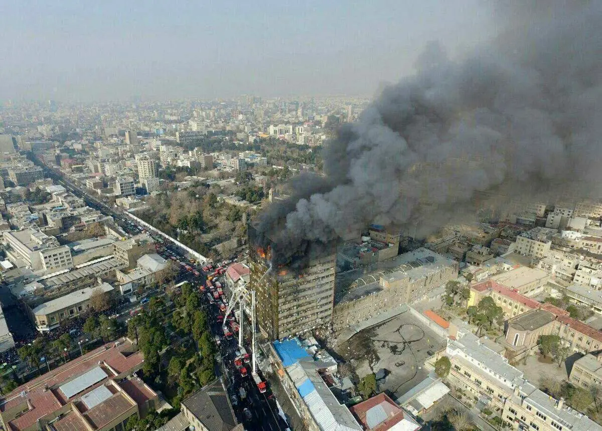 نمای هوایی از ساختمان پلاسکو دقایقی قبل از ریزش کامل+عکس