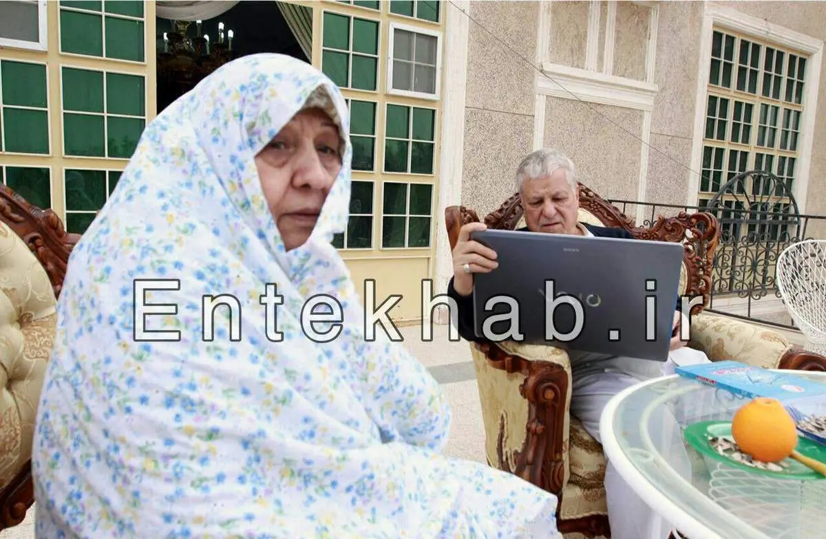 آیت‌الله هاشمی درحال کار کردن با لپ تاپ/عکس