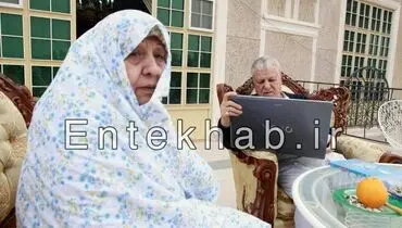 آیت‌الله هاشمی درحال کار کردن با لپ تاپ/عکس