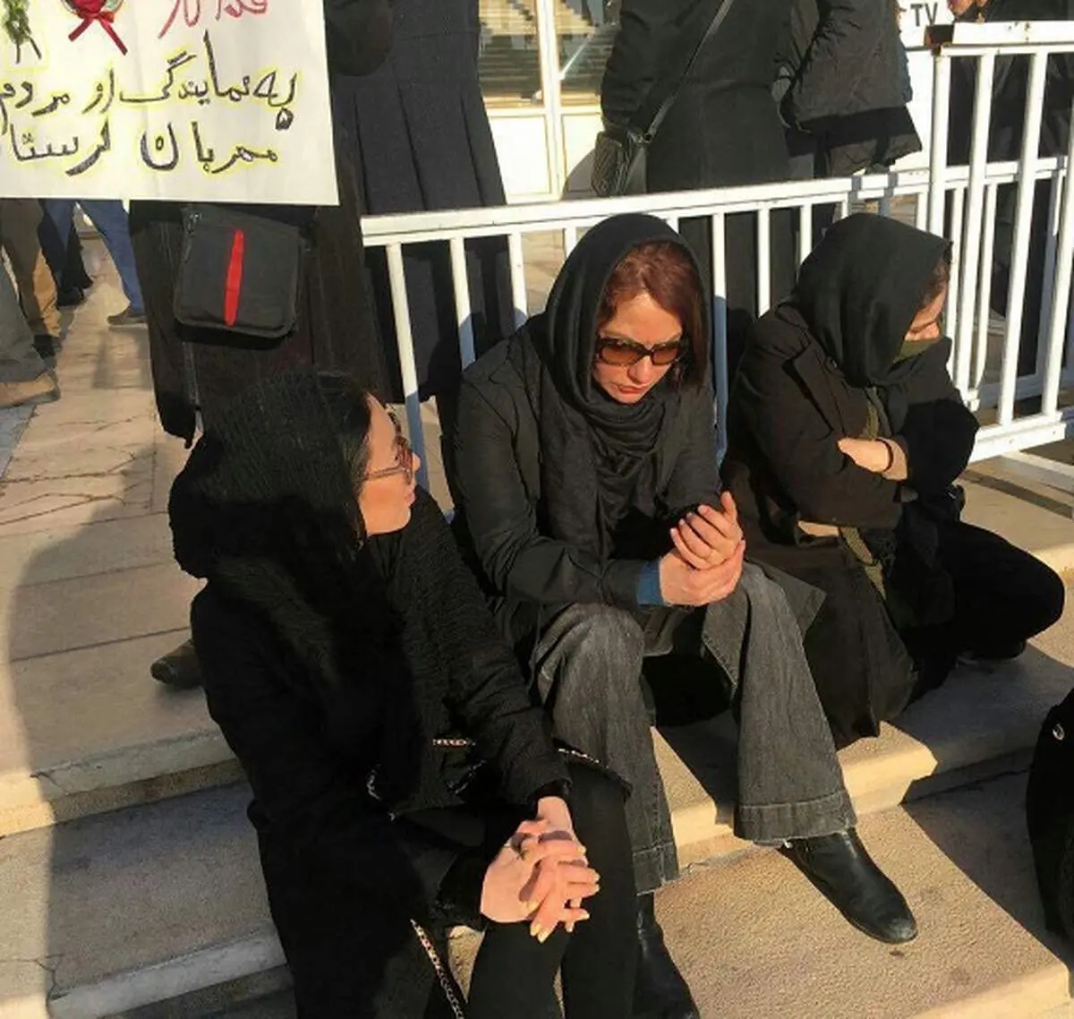 عکس/ مهناز افشار در مراسم تشییع پیکر آتش‌نشان‌ها