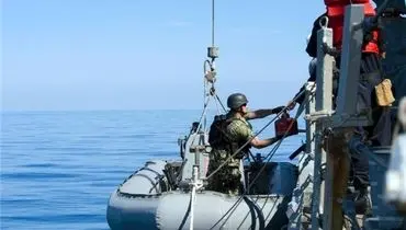 کمک ناوشکن آمریکایی به کشتی باری ایرانی+عکس