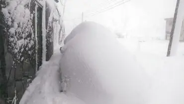 محو شدن خودروی سواری زیر برف در رشت (عکس)