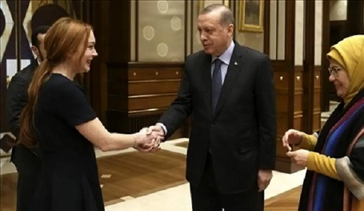 اردوغان از بازیگر هالیوودی مدال گرفت! +تصاویر