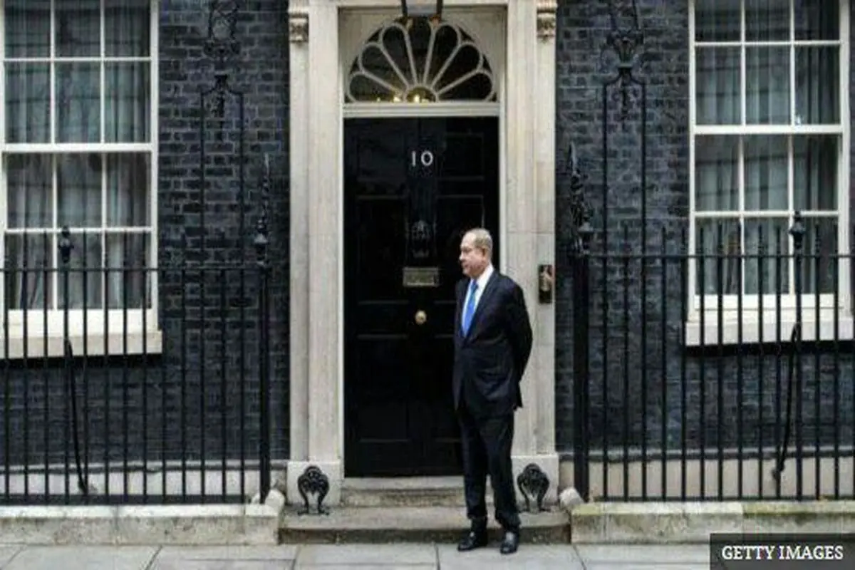 نتانیاهو منتظر در پشت در نخست وزیری انگلیس+عکس