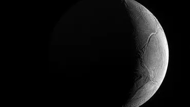 تصویر قمر زحل که احتمالا زیر سطح‌اش یک اقیانوس دارد