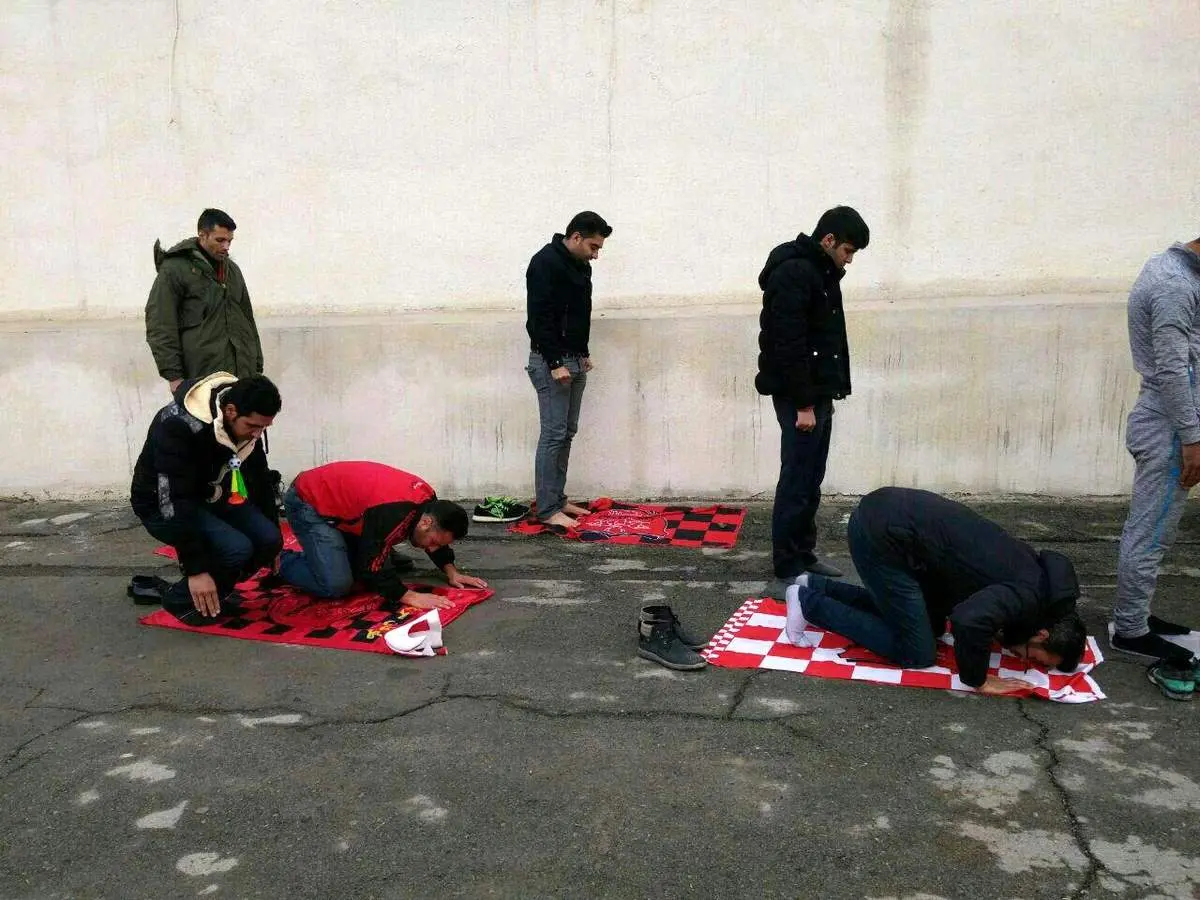 اقامه نماز تماشاگران دربی ۸۴ در ورزشگاه آزادی