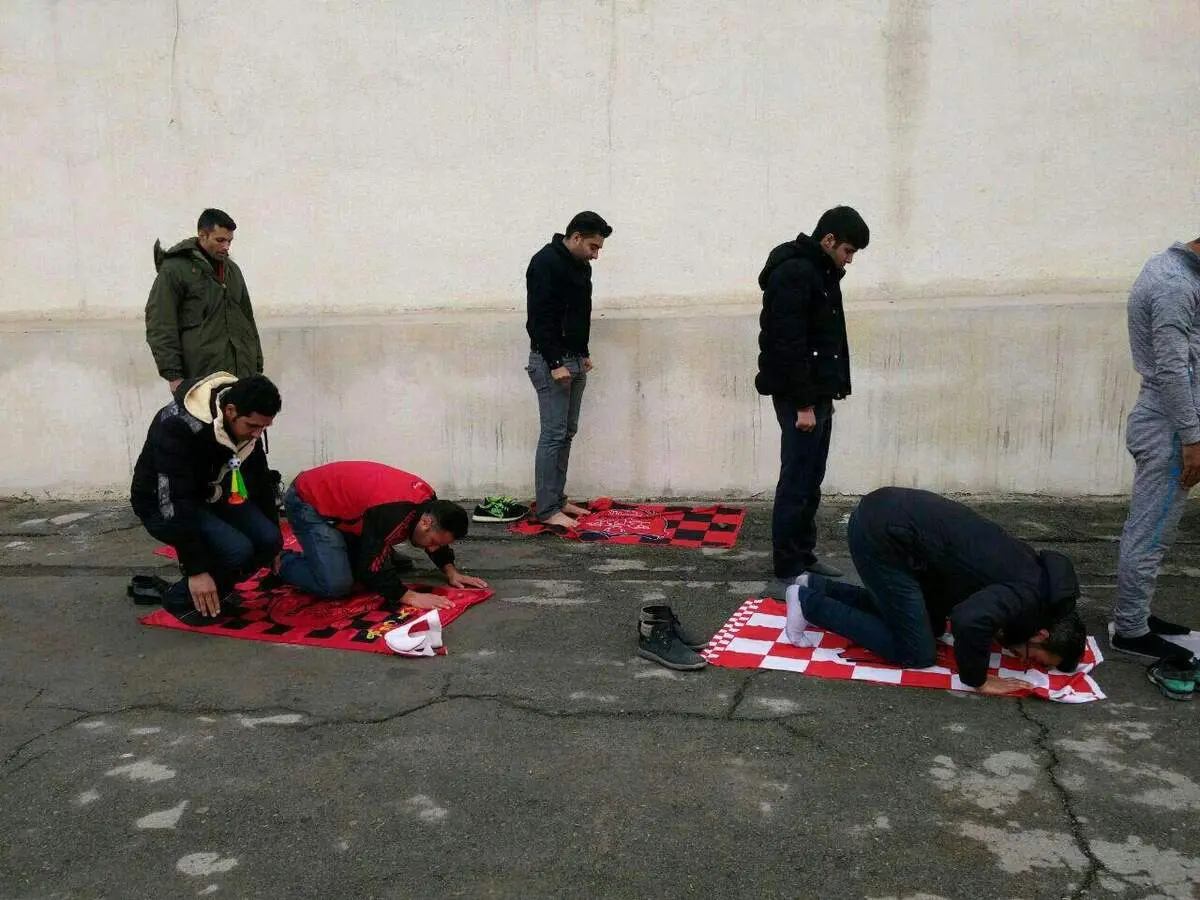 اقامه نماز تماشاگران دربی ۸۴ در ورزشگاه آزادی