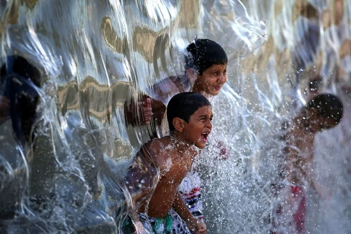 آب بازی کودکان زیر آبشار مصنوعی در برزیل