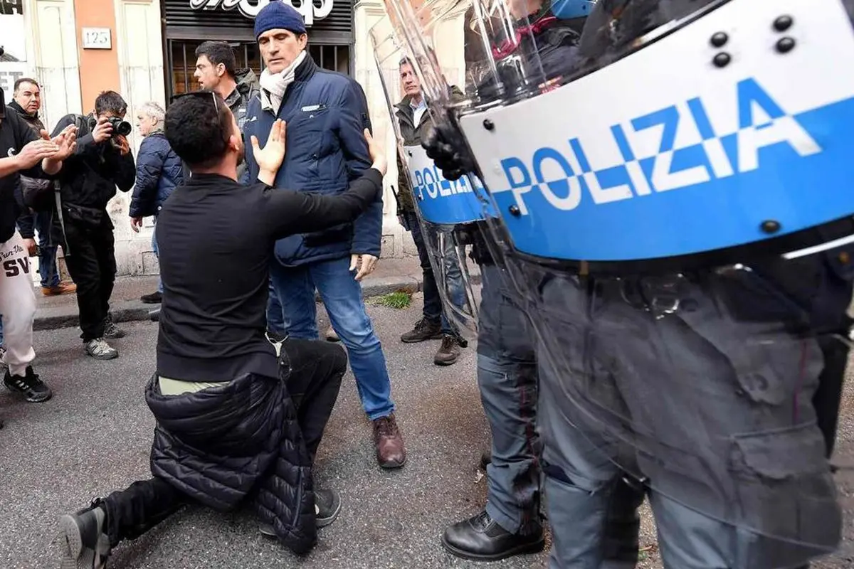 زانو زدن راننده تاکسی در مقابل پلیس لباس شخصی ایتالیا