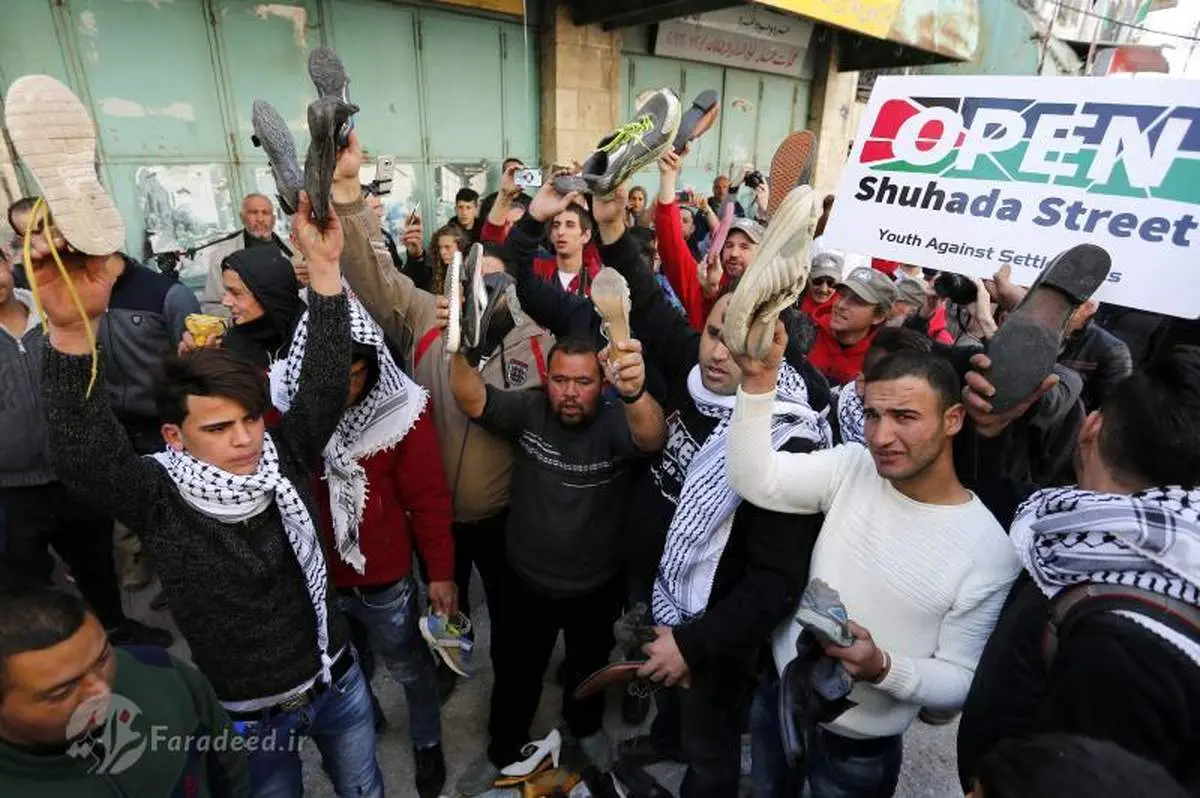 مراسم کفشپرانی به عکس ترامپ +تصاویر