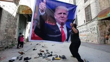 پرتاب کفش به عکس ترامپ /عکس
