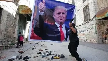پرتاب کفش به عکس ترامپ /عکس