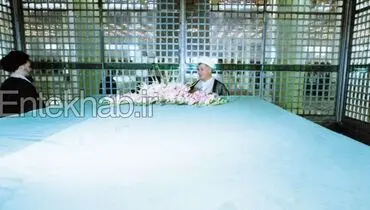 تصويري ديده نشده آيت الله هاشمی بر سر مزار امام(ره)