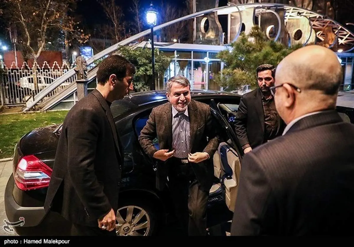 خودرویی که وزیرفرهنگ را به تالار وحدت برد/عکس
