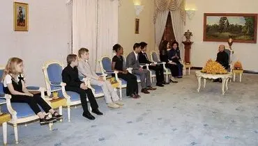 آنجلینا جولی با شش فرزندش به کامبوج سفر کرد+عکس