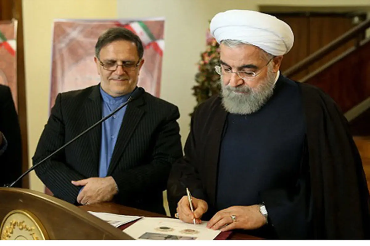 روحانی اسکناس ۱۰۰۰ تومانی جدید را امضا کرد/عکس