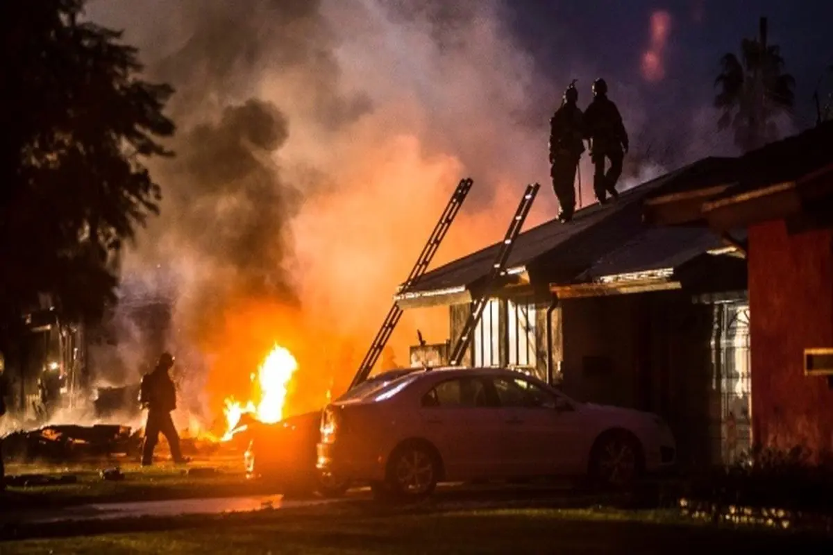 سقوط هواپیما بر روی منازل مسکونی در کالیفرنیا