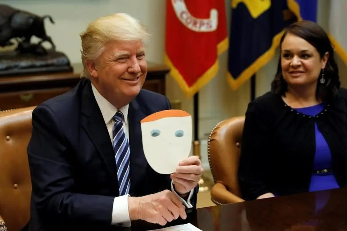 نقاشی یک کودک از چهره ترامپ در دست رئیس‌جمهور آمریکا