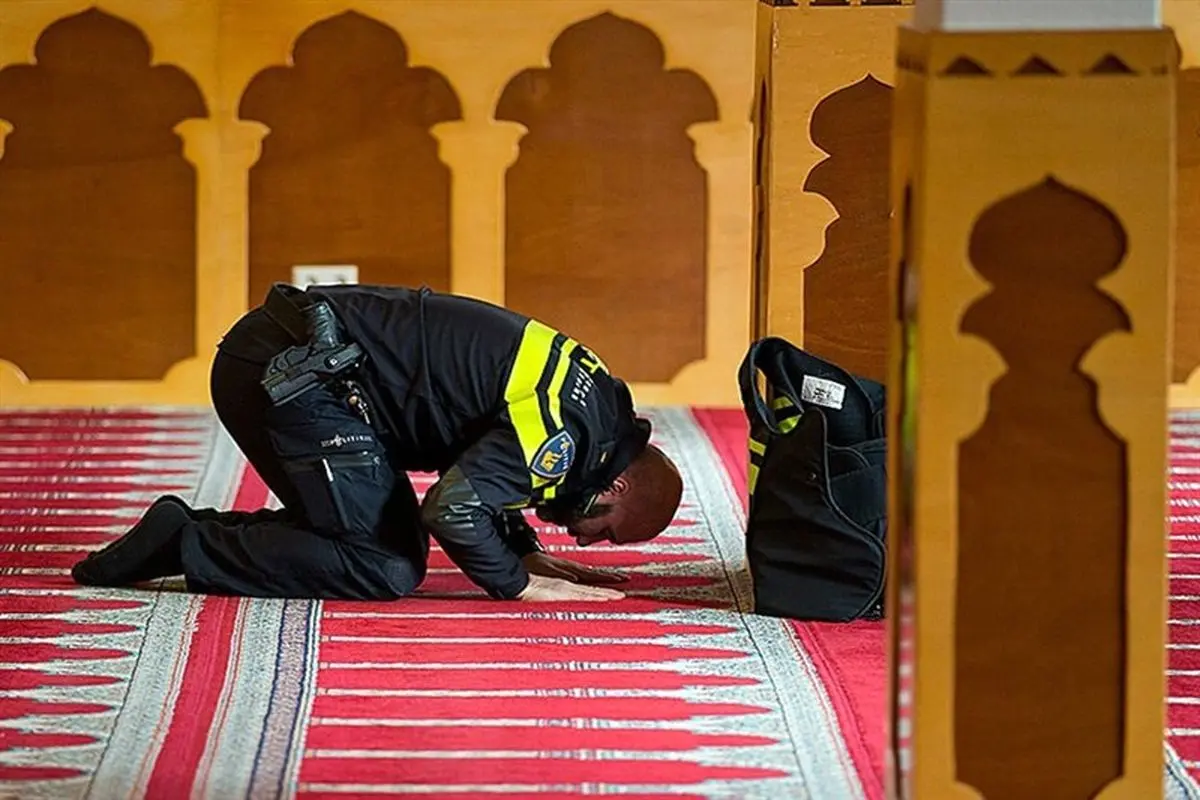 پلیس هلندی در حال اقامه نماز +عکس